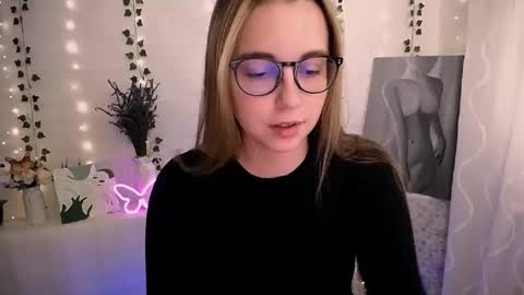 Snapshot of yours_piece_of_happiness_ chatting on 09/26/25, 05:44 Happy online show from 09/26/25, 05:44