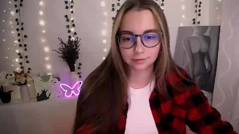 Snapshot of yours_piece_of_happiness_ chatting on 09/30/25, 05:45 Happy online show from 09/30/25, 05:45