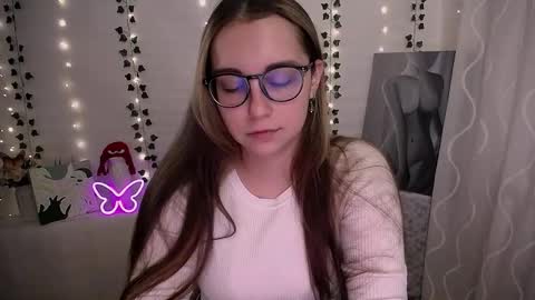 Snapshot of yours_piece_of_happiness_ chatting on 10/17/25, 05:32 Happy online show from 10/17/25, 05:32