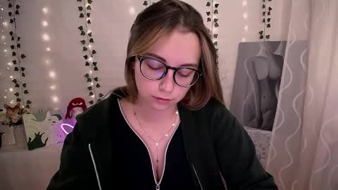 Snapshot of yours_piece_of_happiness_ chatting on 10/22/25, 05:52 Happy online show from 10/22/25, 05:52