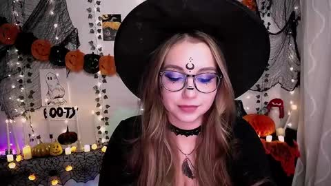 Snapshot of yours_piece_of_happiness_ chatting on 10/29/25, 08:38 Happy online show from 10/29/25, 08:38