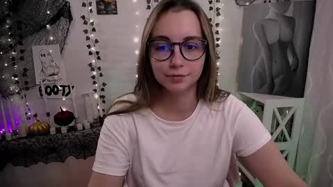 Snapshot of yours_piece_of_happiness_ chatting on 11/04/25, 08:13 Happy online show from 11/04/25, 08:13