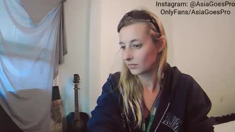 Snapshot of yoursecretgirlfriend963 chatting on 12/19/24, 10:10 AsiaGoesPro - On All Socials online show from 12/19/24, 10:10