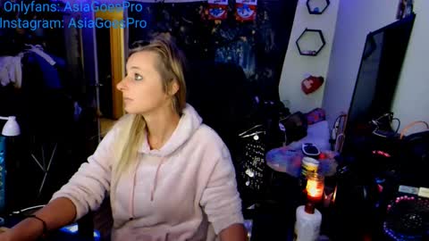 Snapshot of yoursecretgirlfriend963 chatting on 02/02/25, 03:39 AsiaGoesPro - On All Socials online show from 02/02/25, 03:39