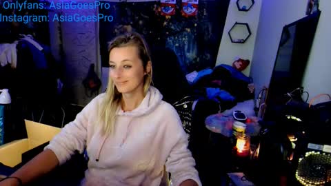 Snapshot of yoursecretgirlfriend963 chatting on 02/02/25, 09:45 AsiaGoesPro - On All Socials online show from 02/02/25, 09:45