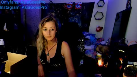 Snapshot of yoursecretgirlfriend963 chatting on 02/03/25, 01:19 AsiaGoesPro - On All Socials online show from 02/03/25, 01:19