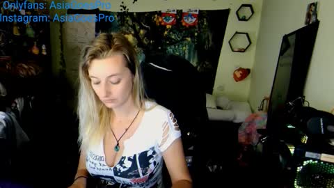 Snapshot of yoursecretgirlfriend963 chatting on 02/07/25, 04:03 AsiaGoesPro - On All Socials online show from 02/07/25, 04:03