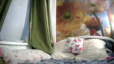 Snapshot of yoursexkroshka chatting on 12/17/25, 12:33 kroshka online show from 12/17/25, 12:33