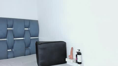 Snapshot of yourwife_anna chatting on 10/20/25, 10:27 yourwife_anna online show from 10/20/25, 10:27