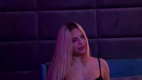 Snapshot of yssabelfox chatting on 11/15/25, 03:52 Foxie online show from 11/15/25, 03:52