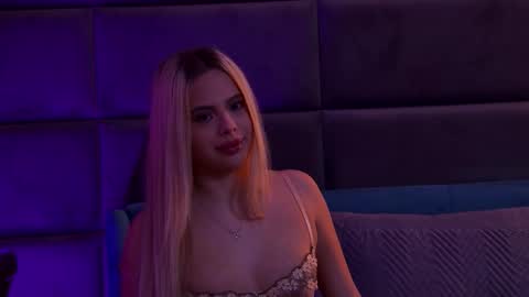 Snapshot of yssabelfox chatting on 11/16/25, 04:12 Foxie online show from 11/16/25, 04:12