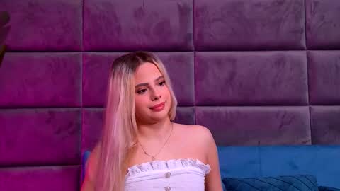 Snapshot of yssabelfox chatting on 12/14/25, 02:55 Foxie online show from 12/14/25, 02:55