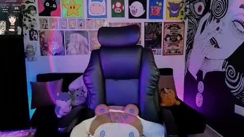    rawr   Anne Independent model      online show from 02/11/26, 10:59