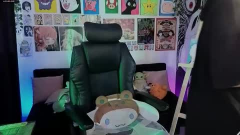    rawr   Anne Independent model      online show from 03/19/26, 09:41