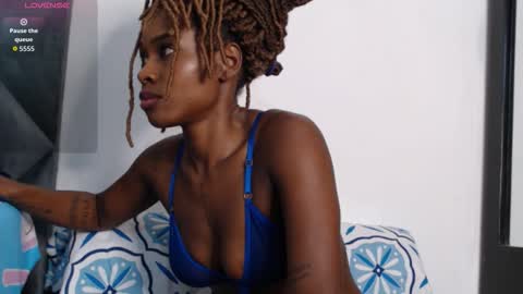 Snapshot of yuliana_miiller chatting on 10/23/25, 02:22 YulianaIndependent online show from 10/23/25, 02:22