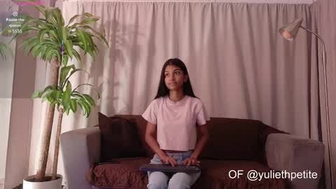 yuliethpetite online show from 11/17/25, 11:27