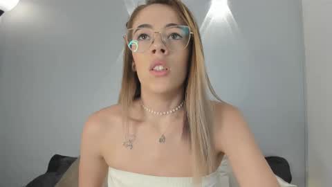 Snapshot of yulievans chatting on 01/11/25, 10:18 yulievans online show from 01/11/25, 10:18