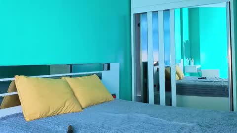 Yumi online show from 11/12/25, 06:25