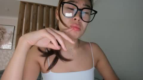 Snapshot of yummi_kim chatting on 10/13/25, 07:52 Yumi online show from 10/13/25, 07:52