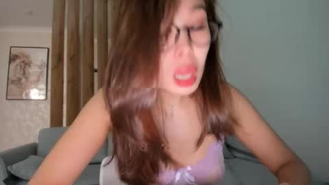 Snapshot of yummi_kim chatting on 12/05/25, 06:33 Yumi online show from 12/05/25, 06:33