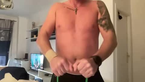 Snapshot of yungbucker chatting on 12/01/25, 03:17 Yungbucker online show from 12/01/25, 03:17