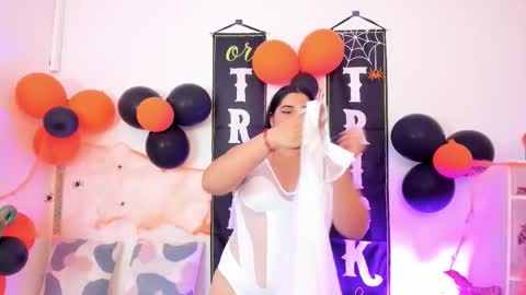 Yunna online show from 10/31/25, 11:11