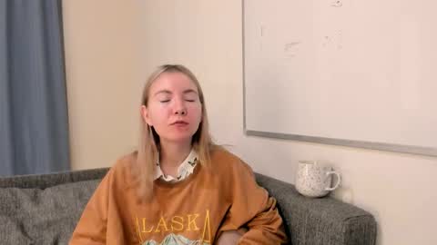 Snapshot of yuricazel chatting on 12/18/25, 08:31 Alesia online show from 12/18/25, 08:31