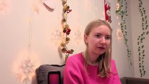 Snapshot of yuricazel chatting on 12/19/25, 07:37 Alesia online show from 12/19/25, 07:37