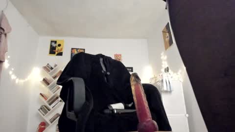 Snapshot of yury_sun chatting on 12/16/24, 11:28 paola online show from 12/16/24, 11:28
