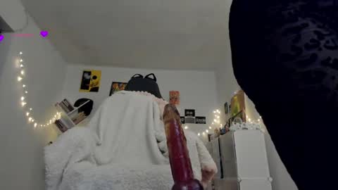 Snapshot of yury_sun chatting on 03/02/25, 02:08 paola online show from 03/02/25, 02:08