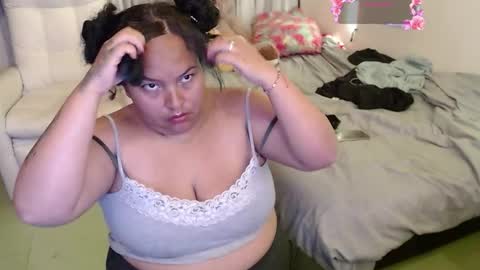 Snapshot of yvonn_jlove chatting on 12/03/25, 02:41 yvonn online show from 12/03/25, 02:41