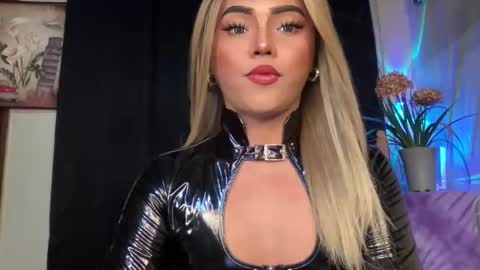 Snapshot of yvonne_guidotti chatting on 10/22/25, 06:29 Miss Cali online show from 10/22/25, 06:29