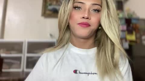 Snapshot of yvonne_guidotti chatting on 11/16/25, 02:06 Miss Cali online show from 11/16/25, 02:06