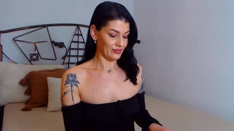 Snapshot of yvonneeverlee chatting on 02/19/25, 12:57 I V Y   online show from 02/19/25, 12:57