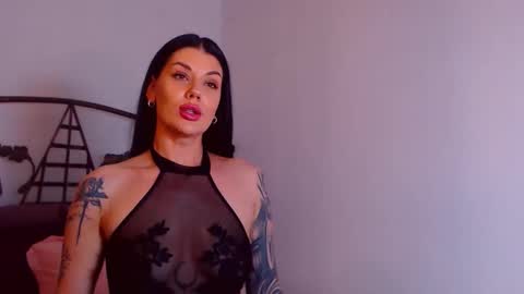 Snapshot of yvonneeverlee chatting on 11/06/25, 09:48 I V Y online show from 11/06/25, 09:48