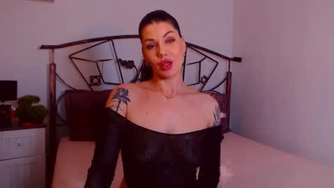 Snapshot of yvonneeverlee chatting on 11/24/25, 06:18 I V Y online show from 11/24/25, 06:18