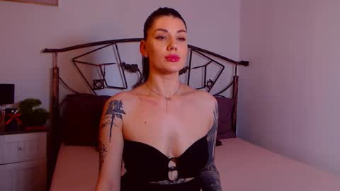 Snapshot of yvonneeverlee chatting on 12/13/25, 08:47 I V Y online show from 12/13/25, 08:47