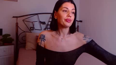 I V Y   online show from 02/02/26, 09:02