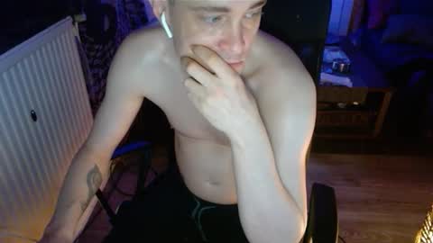 Snapshot of yyscript chatting on 11/08/25, 11:21 online show from 11/08/25, 11:21