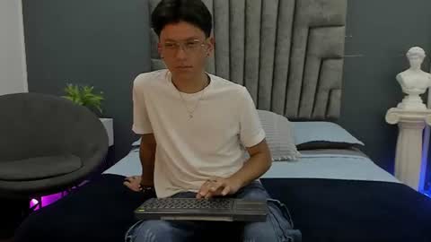 Snapshot of zack_dehaan chatting on 06/19/26, 04:06 Zack Dehaan online show from 06/19/26, 04:06