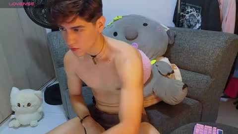 Snapshot of zackary_025 chatting on 12/14/24, 04:45 Zack online show from 12/14/24, 04:45