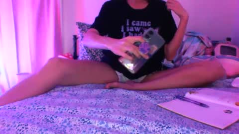 Snapshot of zaddyslilslutbucket chatting on 09/19/25, 11:27 zaddyslilslutbucket online show from 09/19/25, 11:27