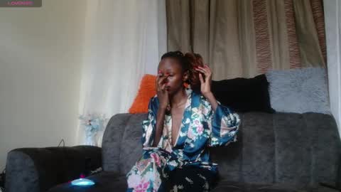 Snapshot of zara_lae chatting on 10/25/25, 10:12 nicky online show from 10/25/25, 10:12