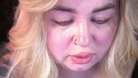 Snapshot of zarareign_ chatting on 04/20/26, 08:43 Lola online show from 04/20/26, 08:43