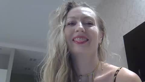 Snapshot of zarinaswift chatting on 11/15/25, 12:02 Zarina Swift online show from 11/15/25, 12:02