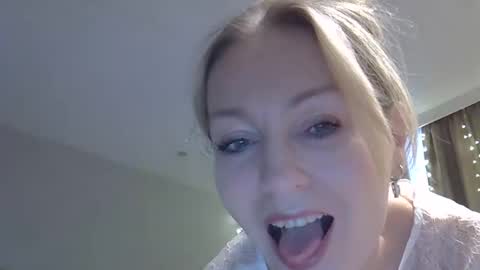 Snapshot of zarinaswift chatting on 11/21/25, 04:33 Zarina Swift online show from 11/21/25, 04:33