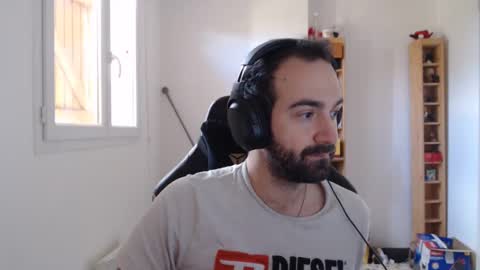 Snapshot of zazou3113 chatting on 01/12/25, 01:48 Grizzly Bear online show from 01/12/25, 01:48