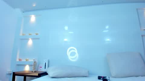 Zenda Evans online show from 12/15/25, 04:06