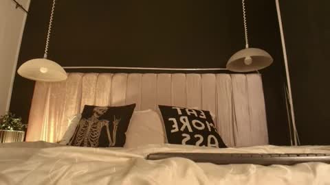 zhally_dee online show from 10/24/25, 07:43