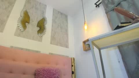 ZHAMIRA  ANDRES online show from 11/25/25, 11:49